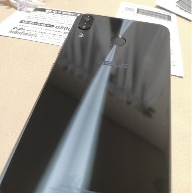 ASUS(エイスース)の【UZuさん専用】Zenfone5 国内版美品 ☆おまけ付き☆  スマホ/家電/カメラのスマートフォン/携帯電話(スマートフォン本体)の商品写真