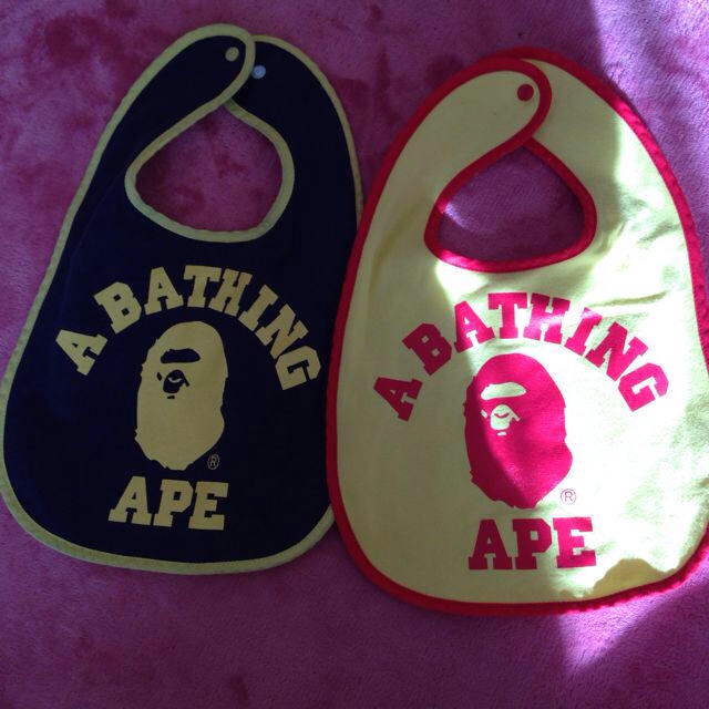 A BATHING APE(アベイシングエイプ)のBAPEKIDS☆スタイ二枚セット☆ キッズ/ベビー/マタニティのこども用ファッション小物(その他)の商品写真