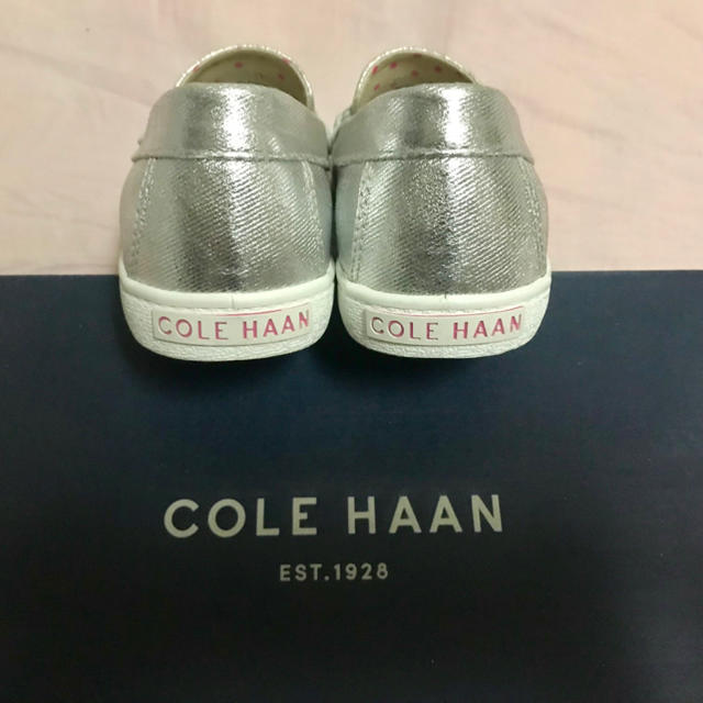 Cole Haan(コールハーン)の【新品】コールハーン スリッポン シルバー 22.5cm レディースの靴/シューズ(スリッポン/モカシン)の商品写真