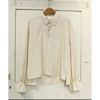 リベットアンドサージ(rivet & surge)の新品 rivet＆surge♡レース襟多釦 ♡ベージュ(シャツ/ブラウス(長袖/七分))