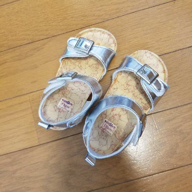 【IRS様専用】シルバーサンダル マジックテープ 15cm キッズ/ベビー/マタニティのキッズ靴/シューズ(15cm~)(サンダル)の商品写真