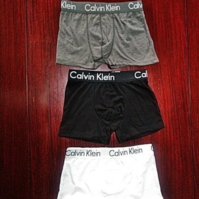 カルバン・クライン、色はグレーと黒と白､Mサイズ