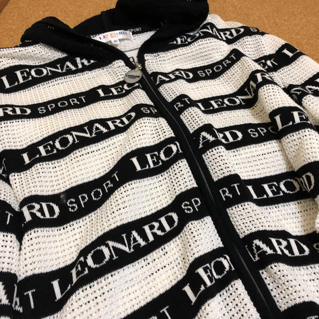 LEONARD(レオナール)の美品 レオナール LEONARD ロゴ 薄手 コットン ニットパーカー 40 レディースのトップス(パーカー)の商品写真