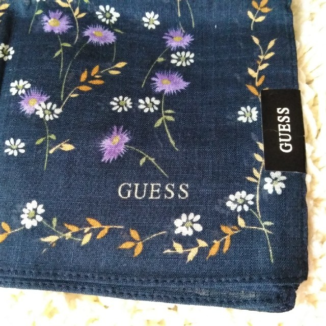 GUESS(ゲス)の新品　綿100％　GUESS　ゲス　ハンカチ レディースのファッション小物(ハンカチ)の商品写真