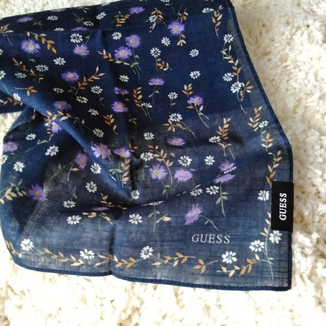 GUESS(ゲス)の新品　綿100％　GUESS　ゲス　ハンカチ レディースのファッション小物(ハンカチ)の商品写真