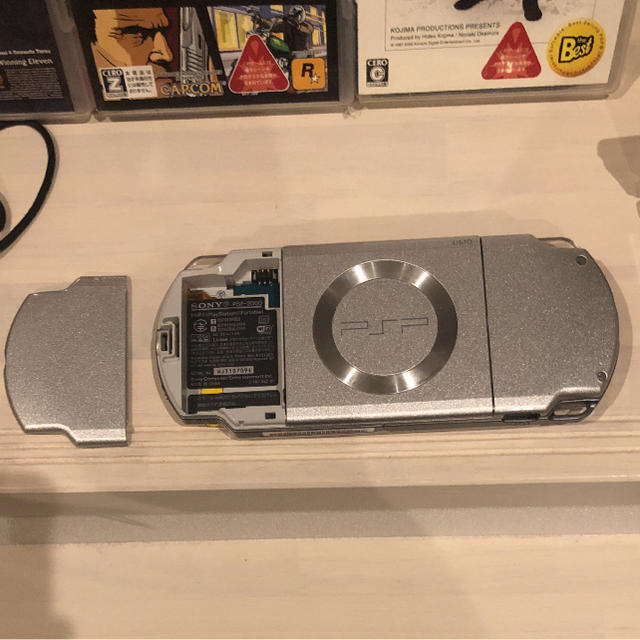 PlayStation Portable(プレイステーションポータブル)の専用 PSP-2000 本体 ACアダプタ SONY エンタメ/ホビーのゲームソフト/ゲーム機本体(携帯用ゲーム機本体)の商品写真