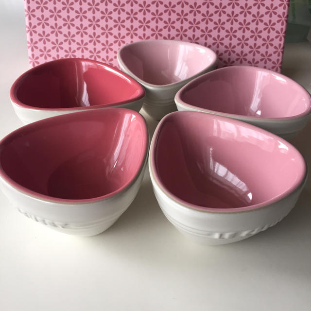 LE CREUSET(ルクルーゼ)の☆新品☆ ルクルーゼ フルール ペタルディッシュ 5個セット ピンクコレクション インテリア/住まい/日用品のキッチン/食器(食器)の商品写真