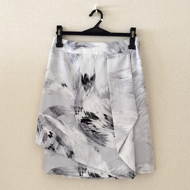 ck Calvin Klein(シーケーカルバンクライン)のカルバンクライン♡モノトーン柄膝丈スカート レディースのスカート(ひざ丈スカート)の商品写真
