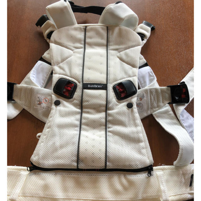 BABYBJORN(ベビービョルン)のベビービョルン メッシュ 白 美品  ダウンと一緒に。 キッズ/ベビー/マタニティの外出/移動用品(抱っこひも/おんぶひも)の商品写真