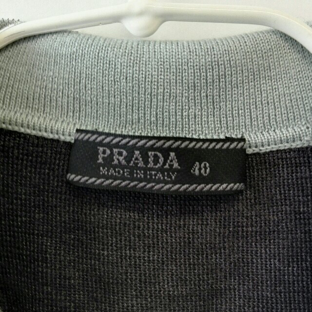 PRADA(プラダ)のSATORI様専用【カシミヤ70×シルク30】PRADAグレーノースリーブ レディースのトップス(シャツ/ブラウス(半袖/袖なし))の商品写真