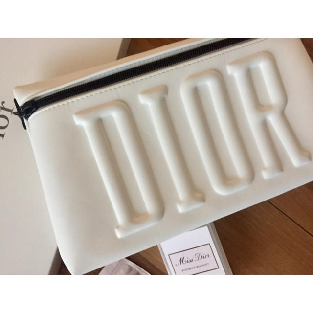 Christian Dior(クリスチャンディオール)のDior クラッチバッグ 白 サンプル４点セット 新品未使用 CHANEL コスメ/美容のスキンケア/基礎化粧品(美容液)の商品写真