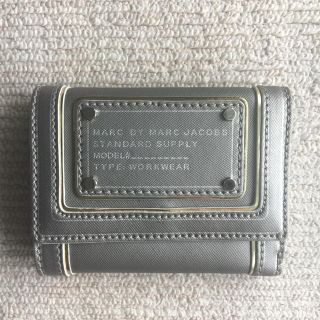 マークバイマークジェイコブス(MARC BY MARC JACOBS)のマークバイマークジェイコブ 銀色 三つ折り財布 カードがたくさん入る (財布)