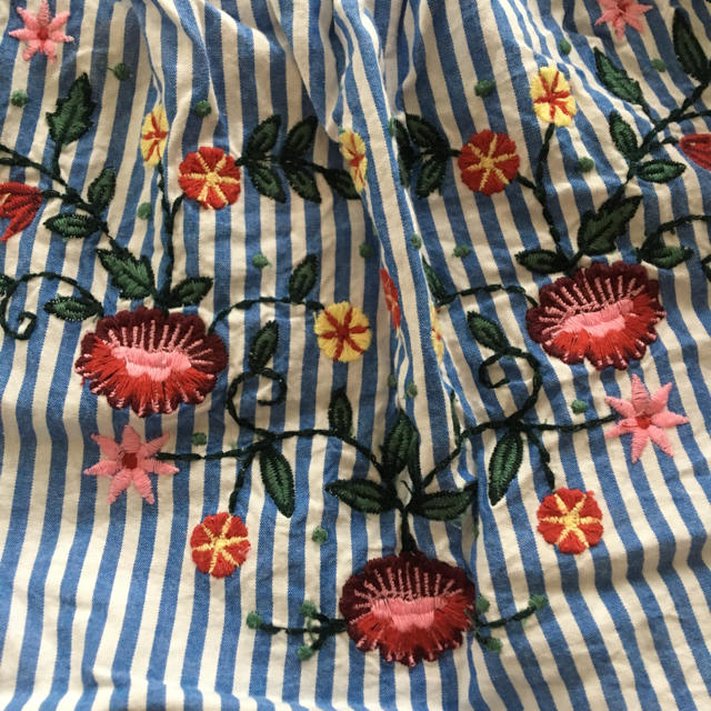 ZARA(ザラ)のzara キッズ 刺繍ブラウス 花柄 キッズ/ベビー/マタニティのキッズ服女の子用(90cm~)(ブラウス)の商品写真