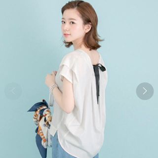 アーバンリサーチ(URBAN RESEARCH)の美品＊URBAN RESEARCHのバックリボン ブラウス(シャツ/ブラウス(半袖/袖なし))