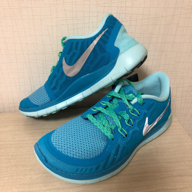 NIKE(ナイキ)のNIKE FREE 5.0 GS  ナイキ フリー 5.0 GS ジュニア キッズ/ベビー/マタニティのキッズ靴/シューズ(15cm~)(スニーカー)の商品写真