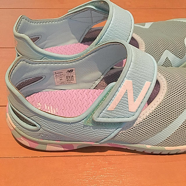 New Balance(ニューバランス)のニューバランス サンダル 23センチ キッズ/ベビー/マタニティのキッズ靴/シューズ(15cm~)(サンダル)の商品写真