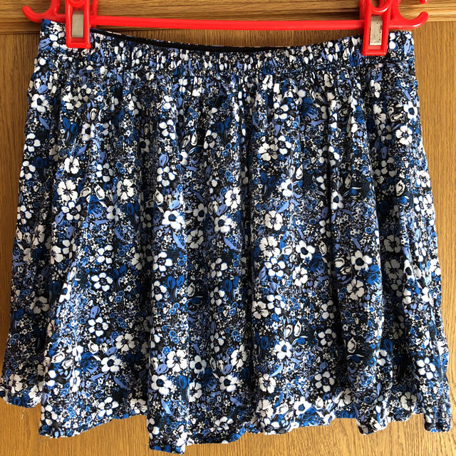 FOREVER 21(フォーエバートゥエンティーワン)のForever21 青い小花柄 ミニスカート(お値下げ) レディースのスカート(ミニスカート)の商品写真