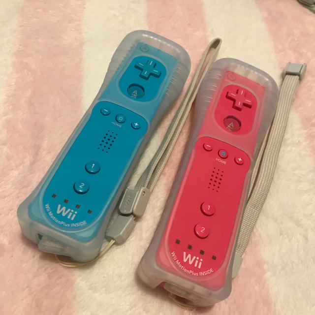Wii(ウィー)の任天堂 wii リモコン ピンク ブルー エンタメ/ホビーのゲームソフト/ゲーム機本体(その他)の商品写真