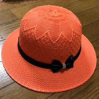 子供用オレンジにシンプルパールリボンが可愛いゴム付き通気性がいい編み編み帽子(帽子)