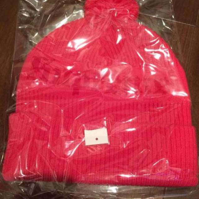 Supreme(シュプリーム)のSUPREME Old English Beanie pink メンズの帽子(ニット帽/ビーニー)の商品写真