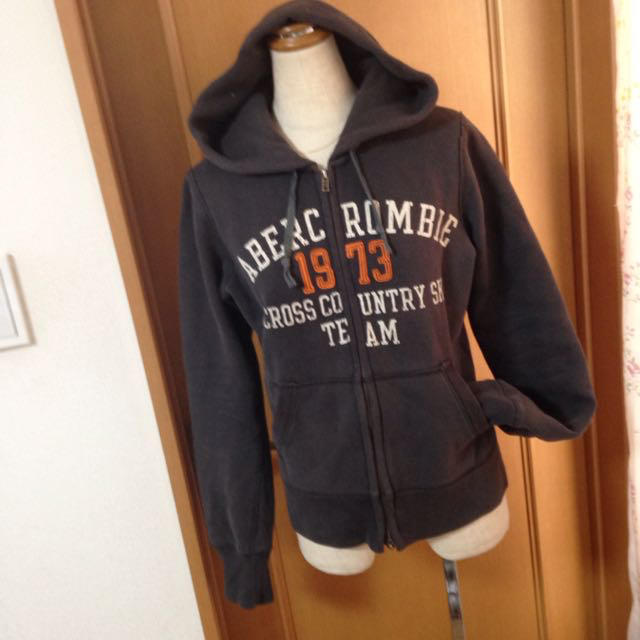 Abercrombie&Fitch(アバクロンビーアンドフィッチ)のA&Fジップパーカー 難あり レディースのトップス(パーカー)の商品写真