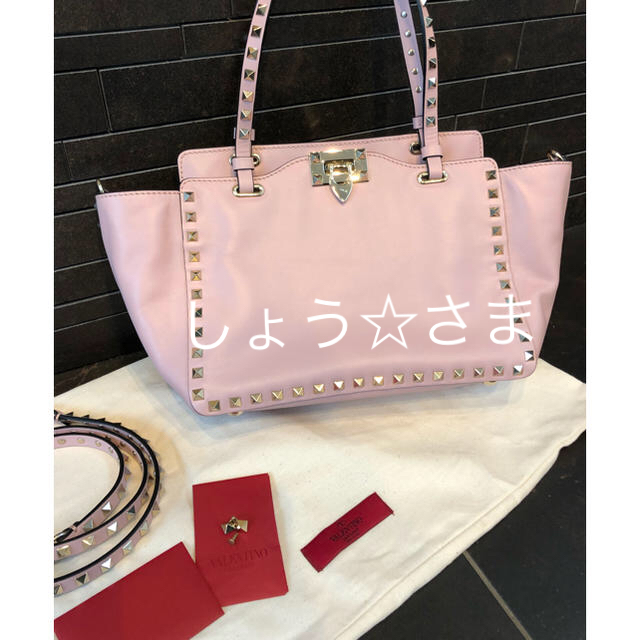 valentino garavani(ヴァレンティノガラヴァーニ)の新品未使用！VALENTINO ヴァレンティノガラヴァーニ ロックスタッズバッグ レディースのバッグ(ハンドバッグ)の商品写真