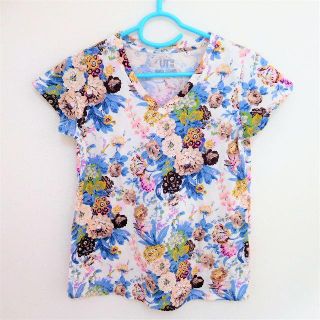 ユニクロ(UNIQLO)のユニクロ　ＵＴ　花柄半袖ＶネックＴシャツ　Ｍサイズ(Tシャツ(半袖/袖なし))