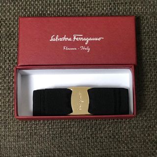 サルヴァトーレフェラガモ(Salvatore Ferragamo)の【専用】新品未使用 フェラガモ バレッタ 黒 ゴールド(バレッタ/ヘアクリップ)