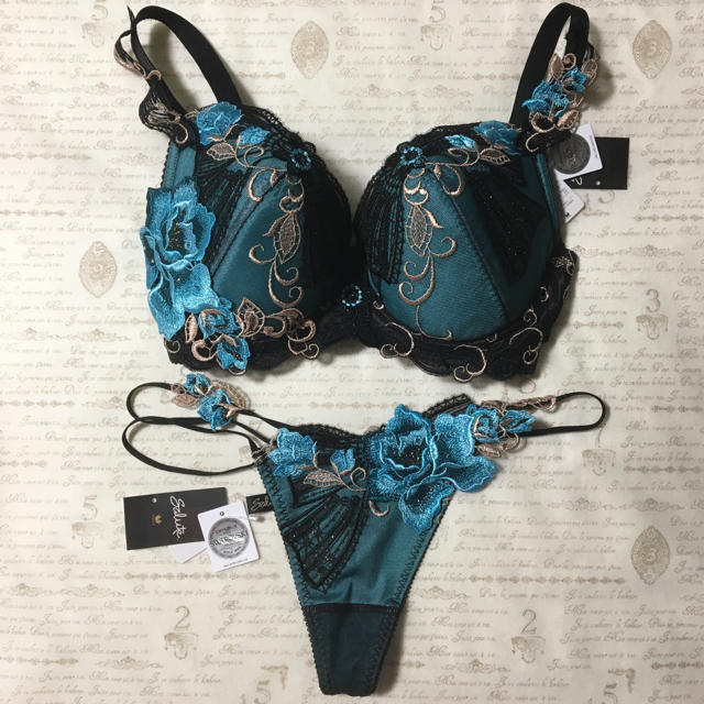 【新品・タグ付き♡】ワコール サルート♡セクシーな黒と水色の刺繍ブラ&ソング♡ | フリマアプリ ラクマ
