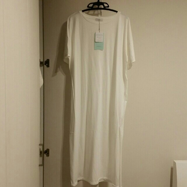aquagirl(アクアガール)の未使用定価12000円アクアガール ロングTシャツ ワンピース スリット 白  レディースのワンピース(ロングワンピース/マキシワンピース)の商品写真