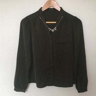 ページボーイ(PAGEBOY)の【美品】PAGEBOY アクセ付きカーキシャツ(シャツ/ブラウス(長袖/七分))