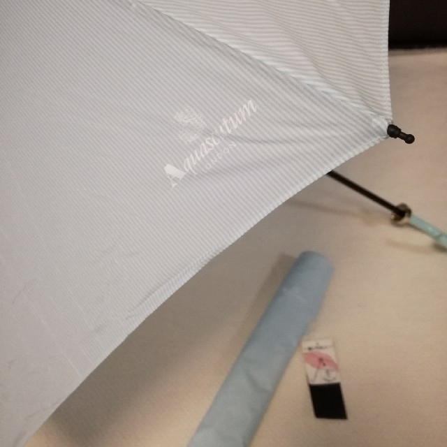 AQUA SCUTUM(アクアスキュータム)の新品アクアスキュータムUV遮光 晴雨兼用 水色ストライプ日傘 レディースのファッション小物(傘)の商品写真