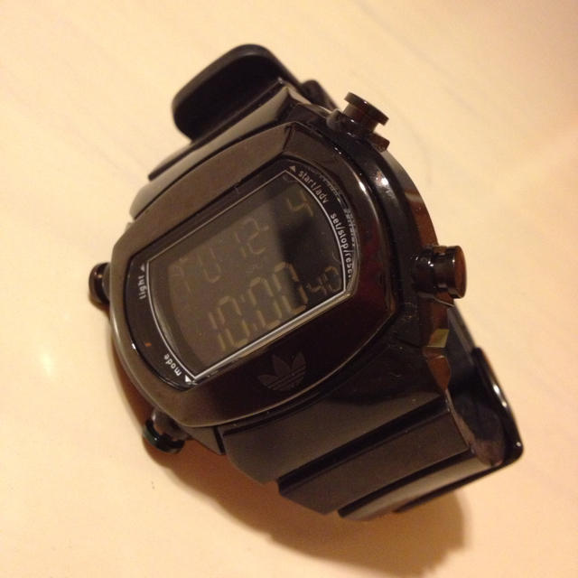 adidas(アディダス)のadidasブラック時計 レディースのファッション小物(腕時計)の商品写真