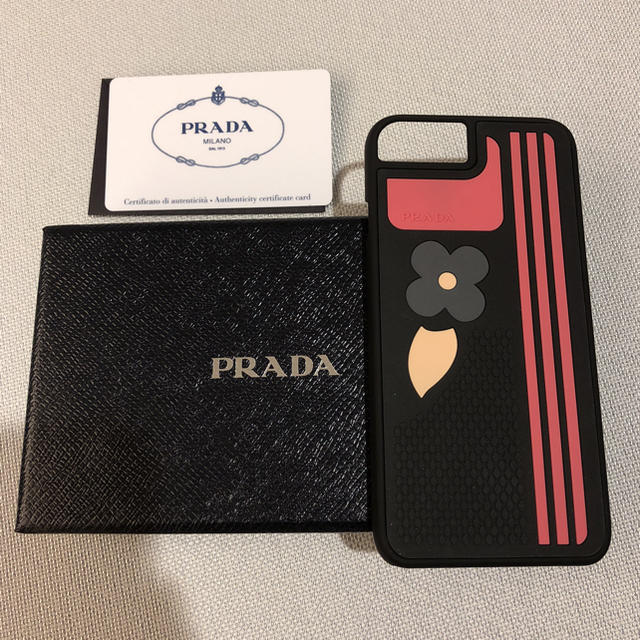 PRADA(プラダ)の【新品・未使用】Prada iphoneカバー（7/8用）ブラック&ピンク スマホ/家電/カメラのスマホアクセサリー(iPhoneケース)の商品写真