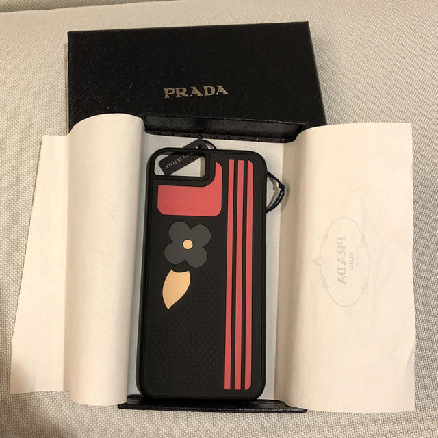 PRADA(プラダ)の【新品・未使用】Prada iphoneカバー（7/8用）ブラック&ピンク スマホ/家電/カメラのスマホアクセサリー(iPhoneケース)の商品写真