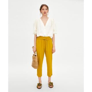 ザラ(ZARA)の裾スリット入りパンツ xs  ZARA レディース SALE除外 美品 イエロー(クロップドパンツ)