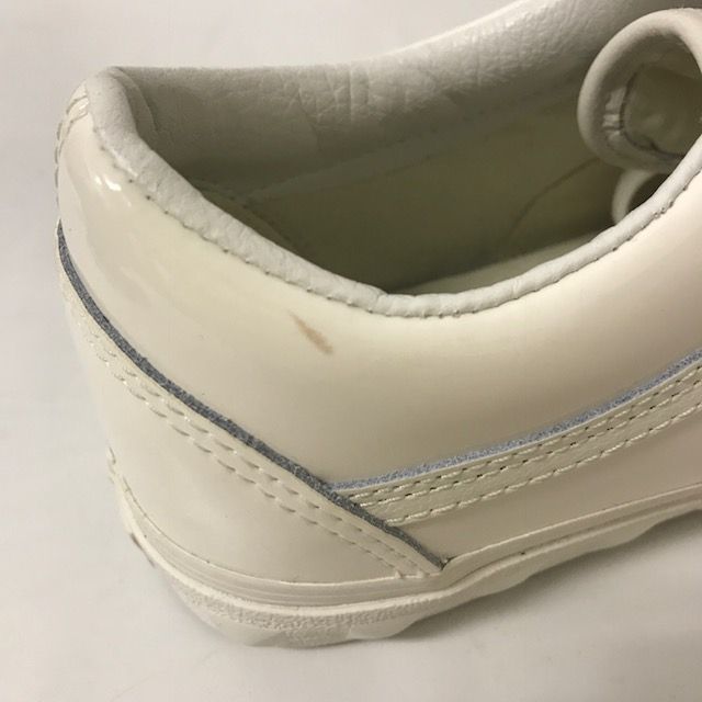 VANS(ヴァンズ)のVANS ヴァンズ オールドスクール スタッズ エナメル 白 新品 180629 メンズの靴/シューズ(スニーカー)の商品写真