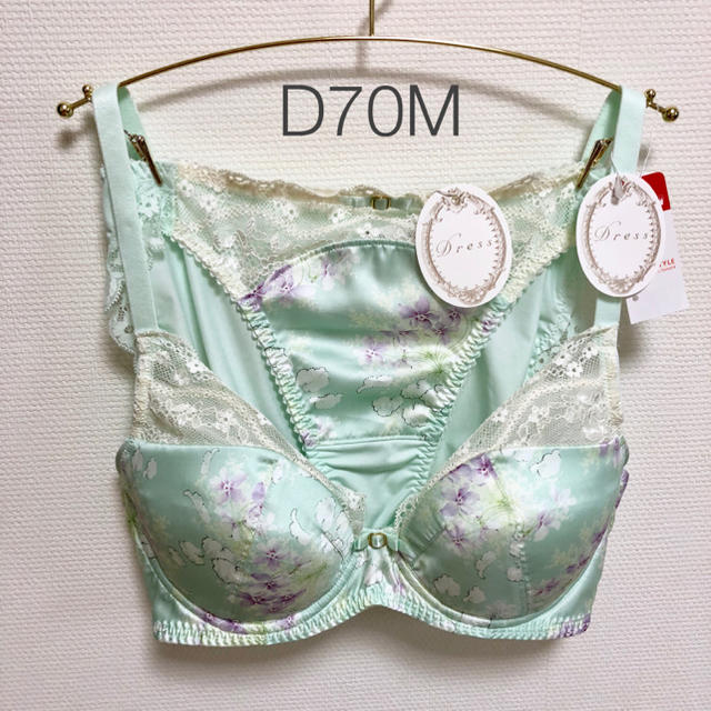 Triumph(トリンプ)のトリンプ Dress イタリアンサテン ブラ＆ショーツ レディースの下着/アンダーウェア(ブラ&ショーツセット)の商品写真