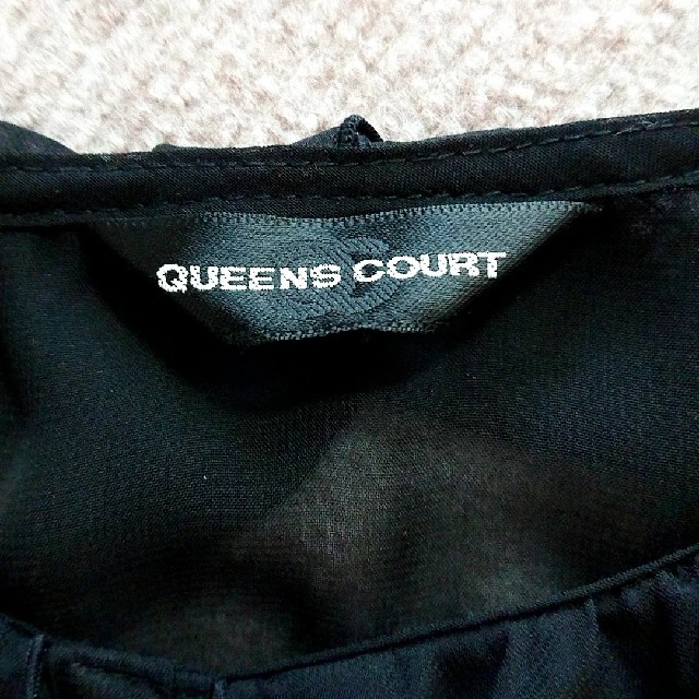 QUEENS COURT(クイーンズコート)のQUEENS COURT ブラウス 半袖 黒 フリル レディースのトップス(シャツ/ブラウス(半袖/袖なし))の商品写真