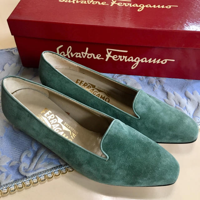 Ferragamo(フェラガモ)のmoca様専用フェラガモ  パンプス  4ハーフD レディースの靴/シューズ(ハイヒール/パンプス)の商品写真