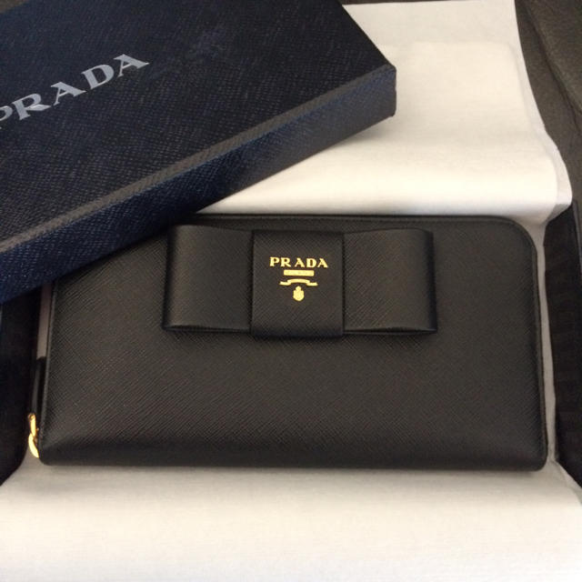 贈り物 PRADA - 新品未使用 プラダラウンドジップ リボン折長財布 黒 ブラックバッグ ミニレザー 財布
