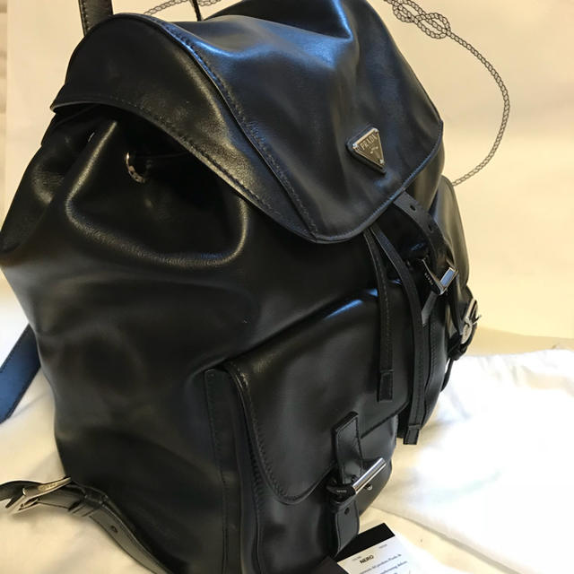 PRADA(プラダ)の来愛様専用 美品 プラダ リュック バックパック B2811L 黒 ソフトカーフ レディースのバッグ(リュック/バックパック)の商品写真