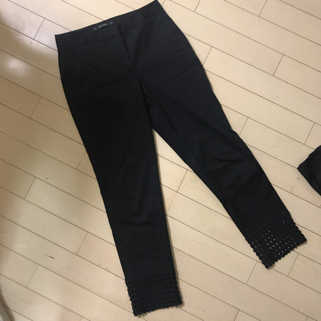 ZARA(ザラ)のZARA BASIC 黒パンツ レディースのパンツ(カジュアルパンツ)の商品写真