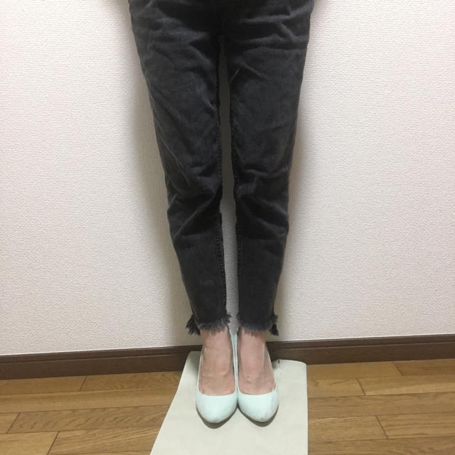 GU(ジーユー)のgu カットオフストレートジーンズ ブラック Sサイズ レディースのパンツ(デニム/ジーンズ)の商品写真