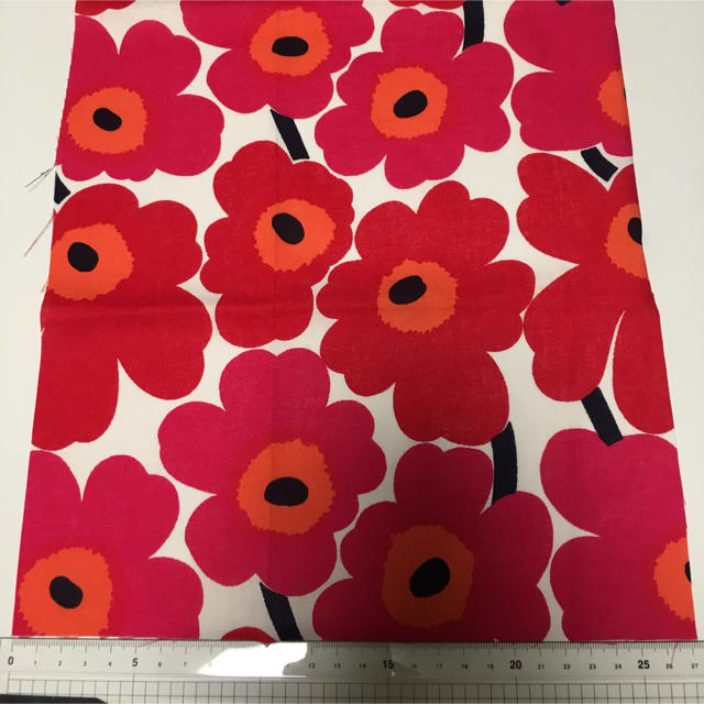 marimekko(マリメッコ)のmarimekko MINI UNIKKO レッド・マルチカラー ハギレセット ハンドメイドの素材/材料(生地/糸)の商品写真