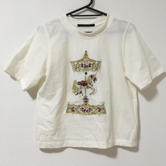 Lily Brown(リリーブラウン)のリリーブラウン Lily Brown★メリーゴーランドビジューTシャツ レディースのトップス(Tシャツ(半袖/袖なし))の商品写真