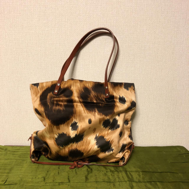 valentino garavani(ヴァレンティノガラヴァーニ)のヴァレンティノ ヒョウ柄 yumi様 レディースのバッグ(ハンドバッグ)の商品写真