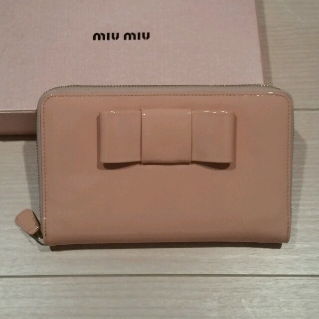 miumiu(ミュウミュウ)の【ミ ュウミュウ】サーモンピンウォレット レディースのファッション小物(財布)の商品写真