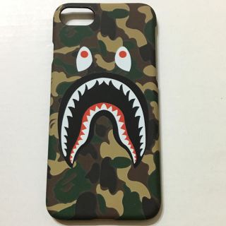 アベイシングエイプ(A BATHING APE)の《新品》iPhone7用 シャーク 迷彩柄 緑(iPhoneケース)