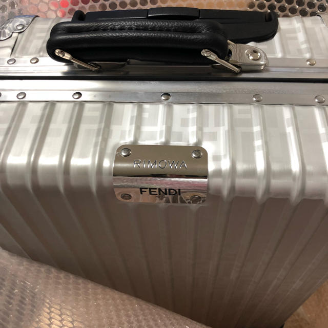 RIMOWA(リモワ)のフェンディ  リモワ コラボ スーツケース 正規品 新品未使用 メンズのバッグ(トラベルバッグ/スーツケース)の商品写真